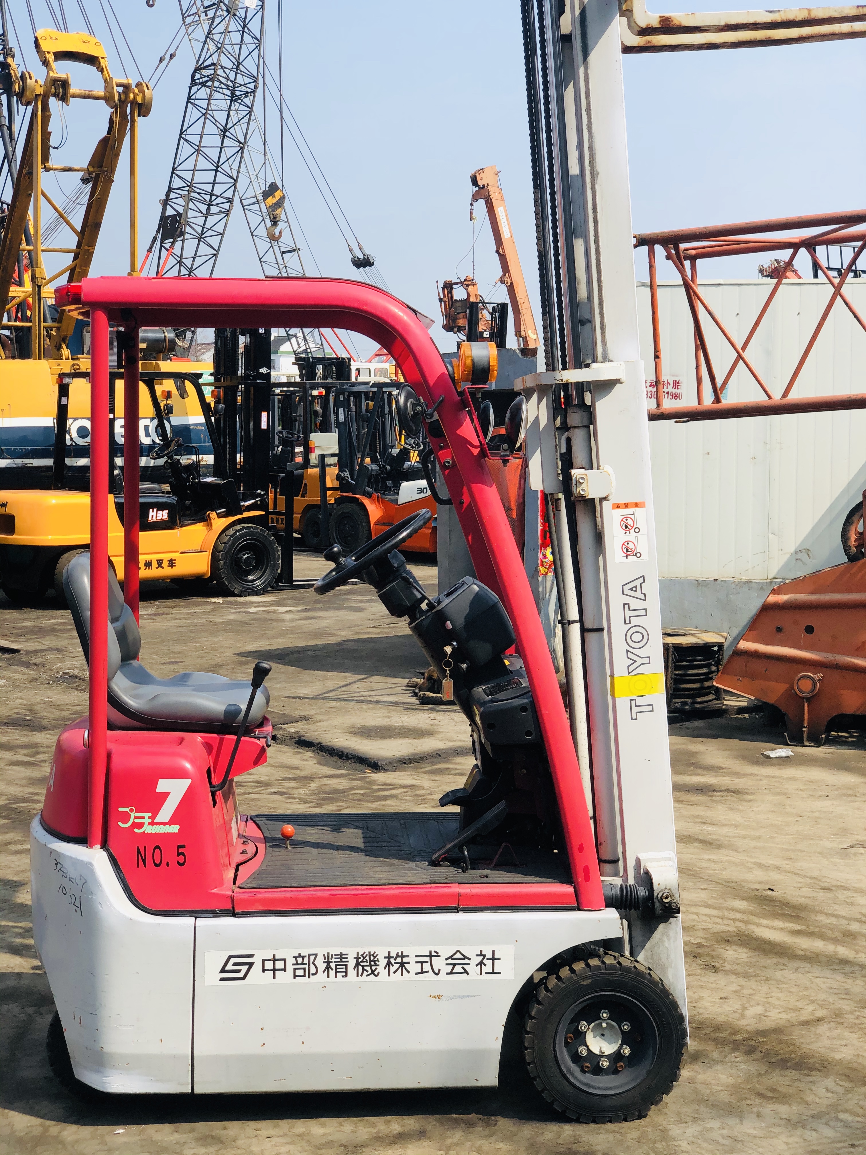 日本原裝進(jìn)口二手電動(dòng)叉車豐田0.7噸紅色車況良好
